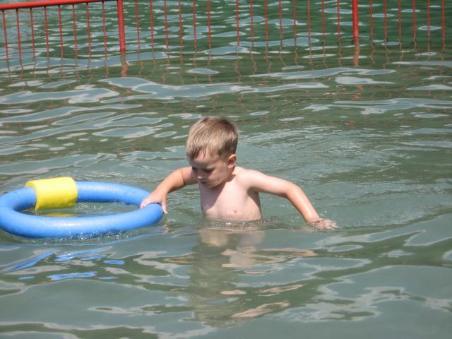Tudi z mlajšim otrokom (že od nekaj mesecev dalje) si kdaj pa kdaj lahko vzamemo čas in se odpravimo v plavalni bazen, na morje ali k reki.