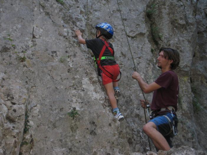 Slika 61. Športno plezanje v plezalnih šolah in tečajih; starost otroka 5 let (osebni arhiv). 3.2.5 UČENJE SMUČANJA Slovenija je poznana po zelo dobri in kvalitetni alpski šoli smučanja.