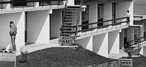 16 History of Auckland s Urban Form Flats and Couple, Panmure, Auckland (1969) John Fields Fanshawe Street and Northcote Road, and the four lane harbour bridge soon became inadequate to support the