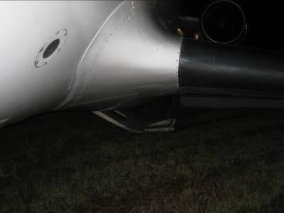 2. ANALYSIS 2.1 Aircraft Airworthiness At the time of the serious incident, the aircraft was airworthy. 2.2 Unsafe landing gear uplock On approach, at altitude approximately 2,000 feet, at a distance approximately 10 Nm to the runway, the pilot selected landing gear to down position.