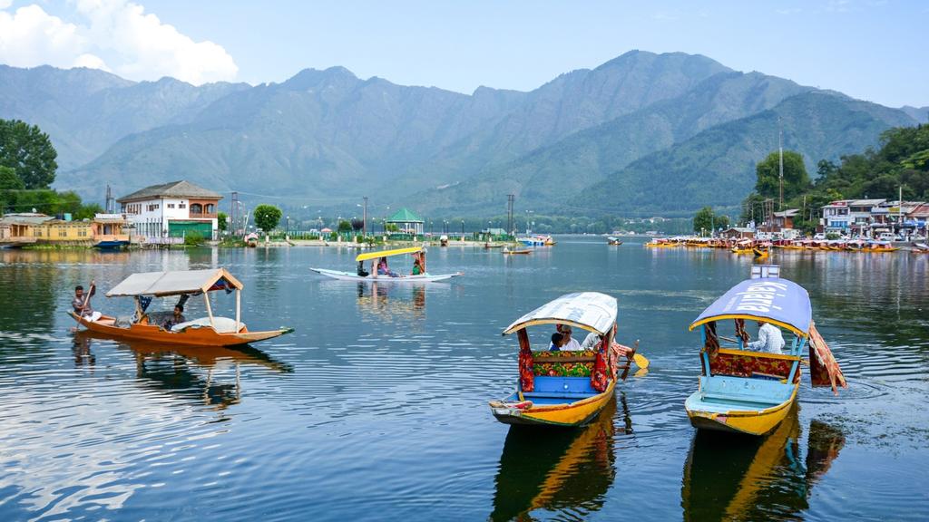 Your time here is free to enjoy at your own pace, whether it be relaxing on the sundeck, visiting Srinagar s famous Mughal Gardens or exploring the old town.