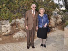 Holocaust survivor and Yad Vashem Guardian Rudolph Tessler (left) visited Yad Vashem, where he attended the Memories from the Shtetl evening of Jewish culture,