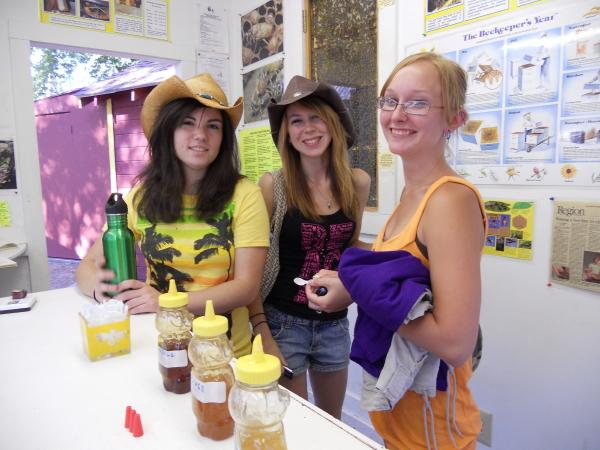 the Häagen-Dazs Honey Bee Haven. Garden tours, hands-on demonstrations, speakers and kid s activities. Free!!! Fairgoers tasting honey (Future beekeepers!) The new clear tube going to the outside.