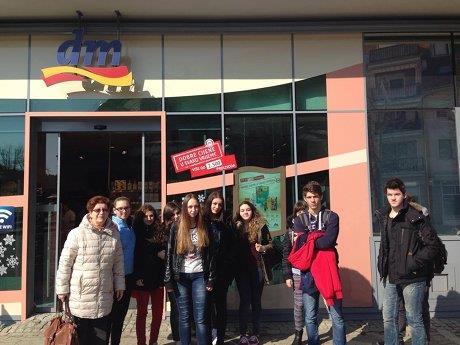 razreda komercijalne škole posjetili su prodavaonicu kozmetičke robe ''DM'' u Valpovu što je predviđeno nastavnim planom i