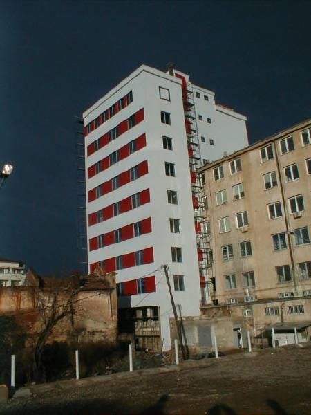 EAR-tower Priština, Kosovo Solarna klimatizacija zgrade Solarna energija za grijanje (zimi) i klimatizaciju te sanitarnu toplu vodu (ljeti), zamjena za električni kompresorski rashladni uređaj