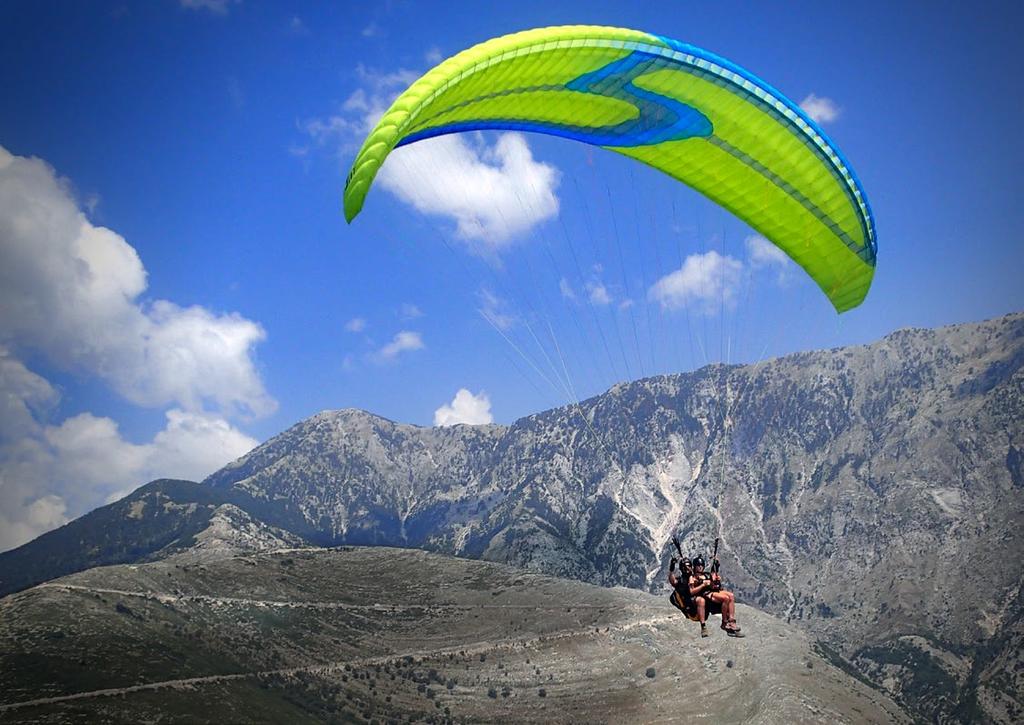 No matter how much the glider will be appreciated by paragliding professionals because it is light and well trimmed for excellent flight behaviour, it will be mostly the passengers who need an easy
