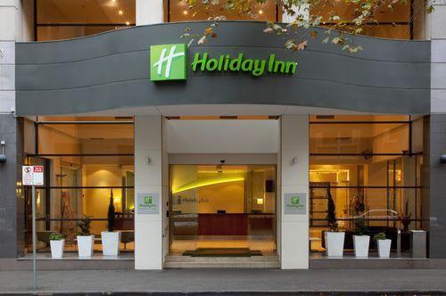 Hotel, Grand Mercure is a 4.5 star hotel on Swanston Street surrounded by the city's most popular business and shopping precincts, theatres, galleries, bars and restaurants.