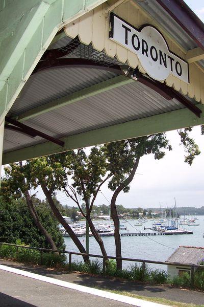 Commercial Centre: Toronto Toronto, with its enviable lakefront position, is the commercial, dining and retail hub of western Lake Macquarie.
