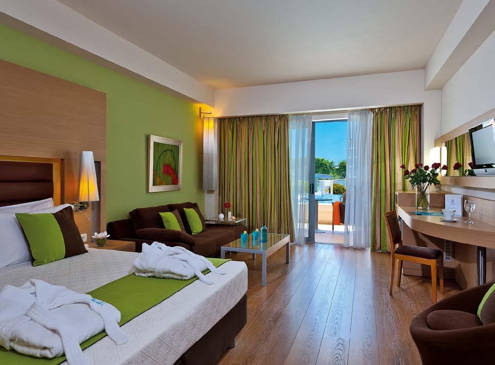 Imperial double room Max occupancy: 3 adults or 2 adults + 1 child 32m2 luxury double room located in the Imperial Building by the beach, with 8 m2 elegantly furnished balcony facing the water