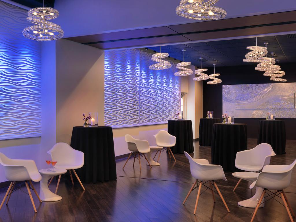 exquisite custom brushed metal artwork. The Gemini Room can accommodate up to 80 guests for a seated banquet or up to 125 guests for a cocktail-style reception.
