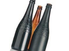 Novosti Črne steklenice za pivo padejo v oko Proizvajalec stekla Beatson Clark je uvedel novo okrasno storitev za pivovarje, ki iščejo inovativen in ustvarjalni način, da bodo njihove steklenice
