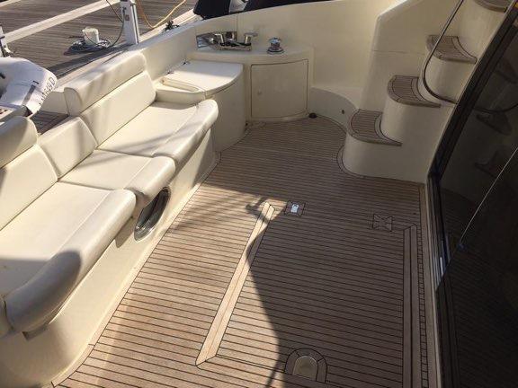 FLYBRIDGE The flybridge is perfectly sized to entertain in luxury comfort, with a mixture of sun loungers as