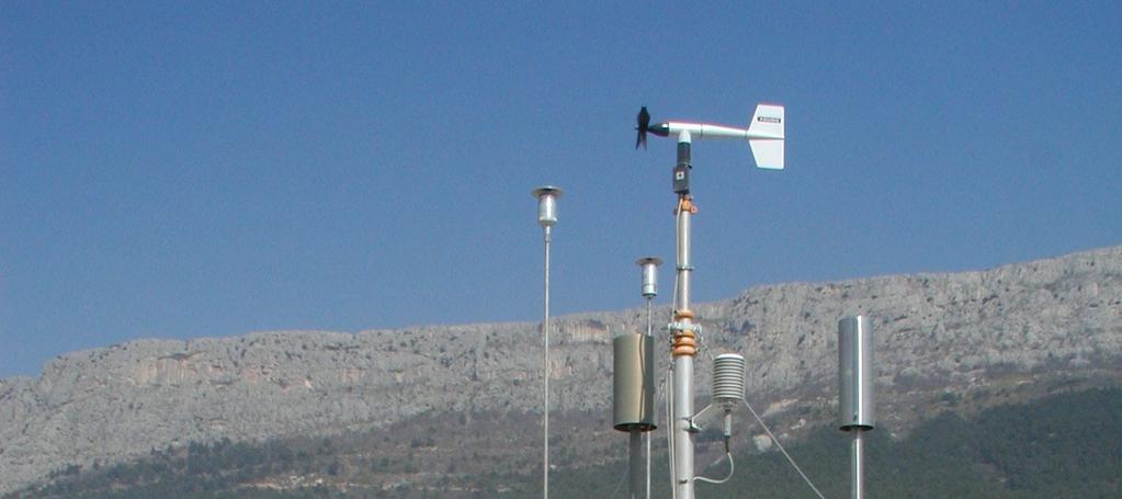 AMS 3 Centar, Grad Split Mjerna postaja mjeri sljedeće parametre: Mjerna postaja se nalazi u poslovno stambenoj zoni na uzvisinu uz prometnicu sa srednje jakim prometom