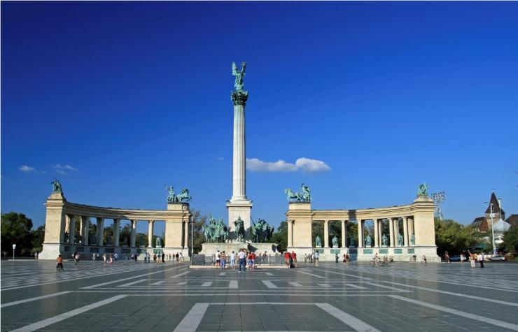 Day 5 (B) Budapest Vienna Today starts with a short journey to another of Europe s grand capitals, Vienna, where you ll get to explore the Austrian city s