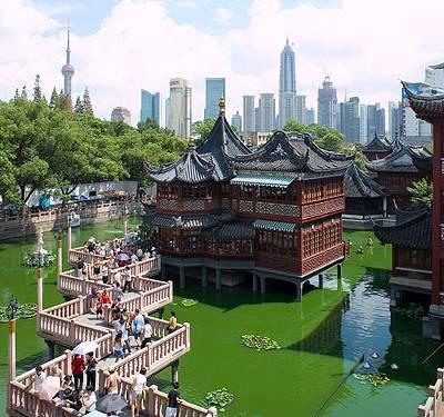 It abuts the Yuyuan Tourist Mart and is accessible from the Shanghai Metro Line 10 Yuyuan Garden Station.