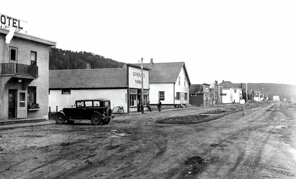 May 2012 Credit: Fort McMurray Historical Society FORT MCMURRAY : CIRCA 1940 Franklin Avenue was the main street in Fort McMurray after it was rebuilt from the 1934 fire.