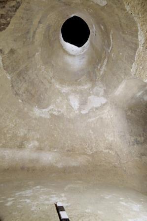 32 tunnels and 5 shallow wells. The most common structure is a bell-shaped cistern from 2 to 6 m in diameter, carved into bedrock and coated with hydraulic mortar.