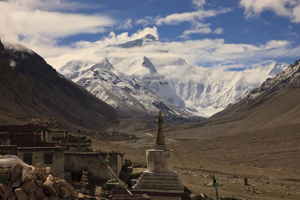 Everest (29,028 ) and Lhotse (27,916 ) to Gyachung Kang (25,980 ), to Cho Oyu (26,714 ), and to the west, Shisha Pangma (26,286 ).
