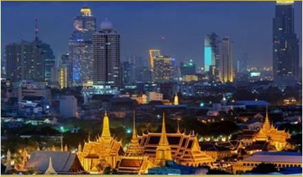 Bangkok: Guided city & temple tour of Bangkok including Golden & Reclining Buddha. Safari World and Marine Park.