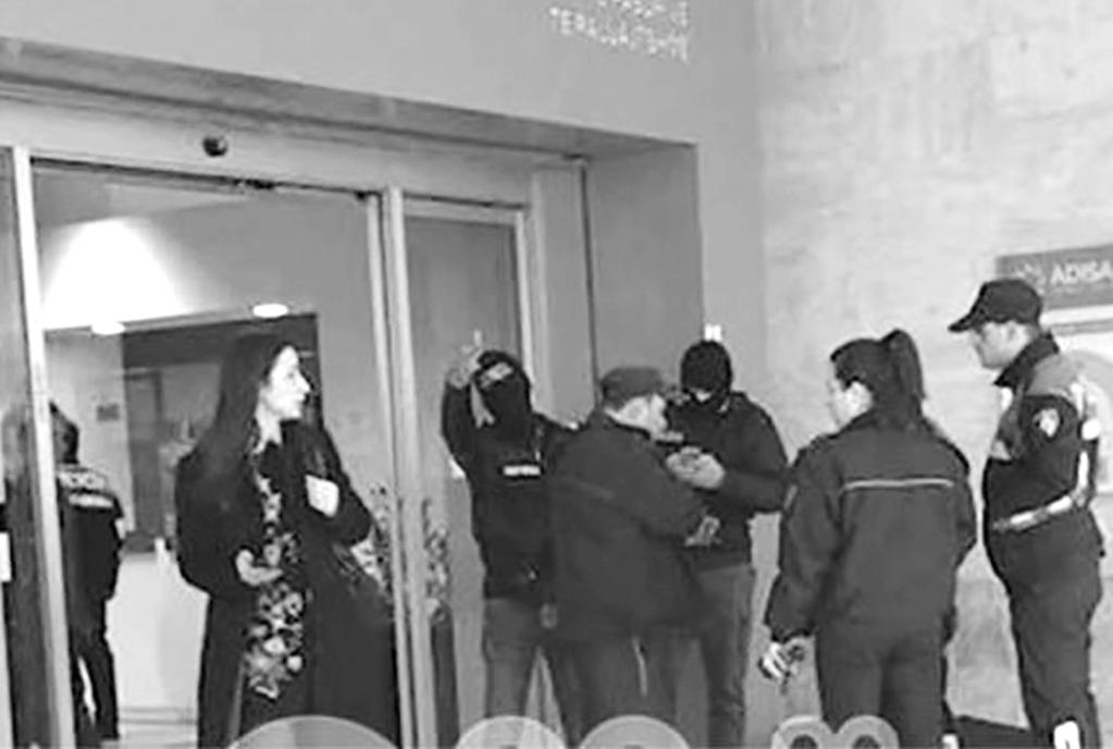 kronike GAZETA SOT E Enjte 18 Janar 2018 15 Policia qartëson profilin e autorit të grabitjes falë dëshmive të punonjësve Zbardhet dëshmia e rojes së Hipotekës në polici: E kisha të pamundur të