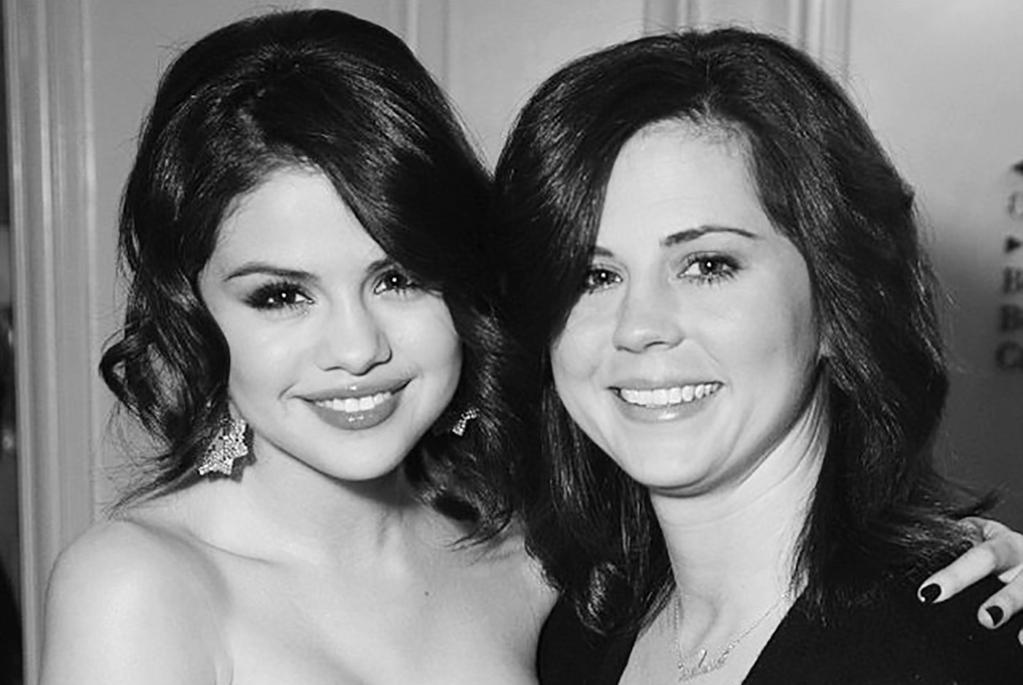 Mamaja e këngëtares, Mandy Teefey, gjatë intervistës u shpreh se nuk ka ndërhyrë në vendimet e vajzës së saj për sa i përket rikthimit me Justin Bieber, pasi siç theksoi ajo Selena është vajzë e