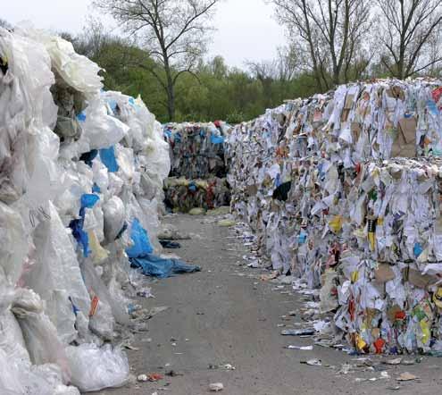 28 Okolje NOVE DIREKTIVE EOL-40-oktober-October-08 O RAVNANJU Z ODPADKI Katja Buda Nekaj sprememb, zahteve ostrejše Cilj zakonodaje na področju ravnanja z odpadki je preprečevati nastajanje odpadkov,