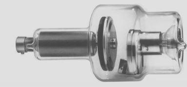 2. Rendgenska cev Najvažniji deo rendgenskog uređaja je cev. To je staklena, vakuumska cev (5-10mbar) dužine od 20 do 25 cm, i 15 cm prečnika, postavljena u zaštitno metalno kućište.