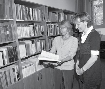 Knjigarno vodi Maja Avsenik (Ljubljana, 1964), ki je diplomirala na filozofski fakulteti leta 1988.
