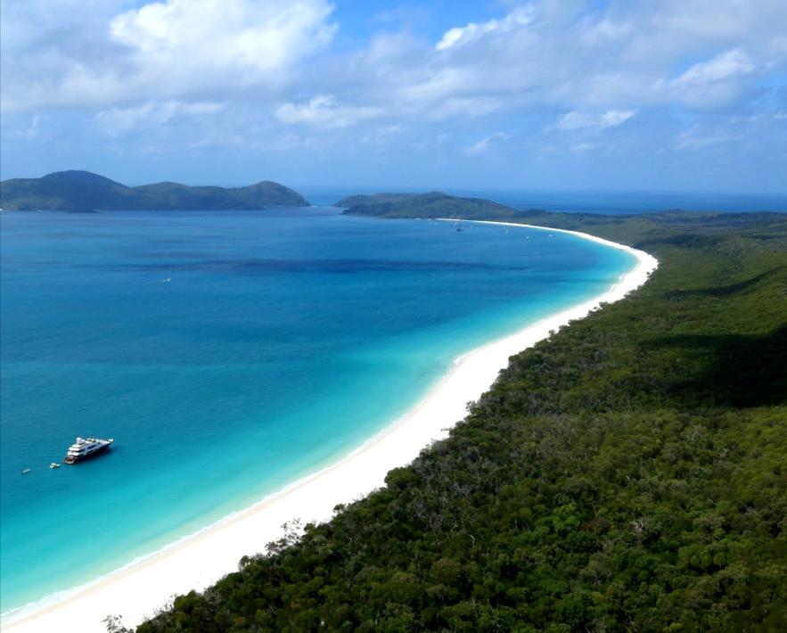 D A Y S E V E N DUMBELL ISLAND AND WHITEHAVEN BEACH Total Cruising Today: about 40nm It is time to make our way back to civilisation.