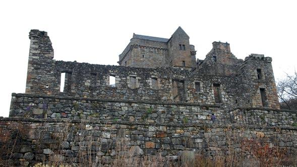 The dispute was settled and Colin Campbell, 1st Earl of Argyll, who had married into the family, acquired the estate c1466.