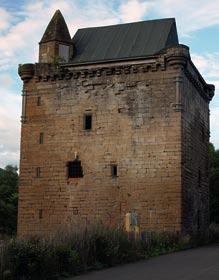 Sauchie Tower In 1321 King Robert Bruce granted the lands of Sauchie to Henri de Annand, Sheriff of Clackmannan. Mary de Annand, his descendant, married Sir James Schaw of Greenock in 1431.