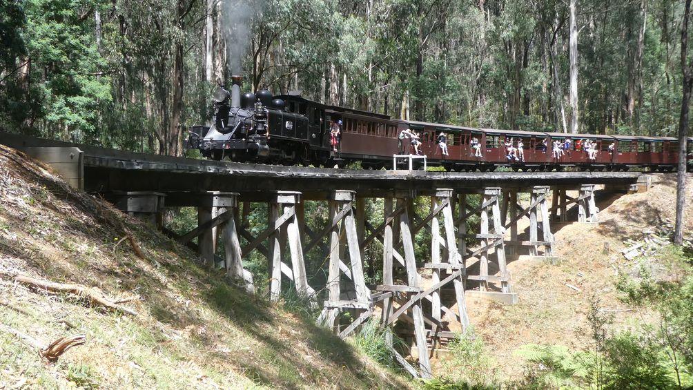 In the afternoon, we visited the not-yet-open museum at Menzies Creek and photted some more train finishing with the Garratt on the long trestle.