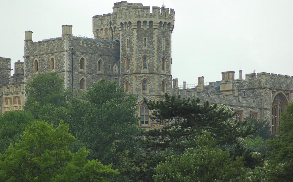 Welcome to Windsor & Eton As noted in Pitkin s Guide to Windsor, the area around Windsor is steeped in history and its skyline dominated by the famous castle, originally built as a fortress by