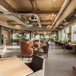 THE VENUE The Cluster provides over 2500m 2 of professional coworking space which includes Australia's first coworking penthouse, shared work areas, private offices, serviced meeting rooms and two of
