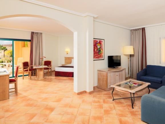 Junior Suites: spacious rooms measuring at least 40 m² comprised of a bedroom room with an adjoining living room that has a sofa bed and a terrace.