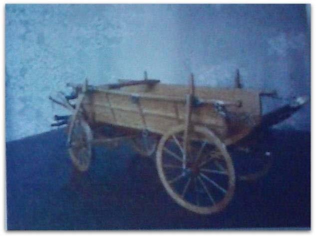 Slika 2. Zaprežno vozilo Slika 3. Parna mašina Posle parnog vozila koje je konstruisao Francuz Kinjo, razvijene su parne kočije, a zatim i parni omnibus. Pronalazak diferencijala (1828.