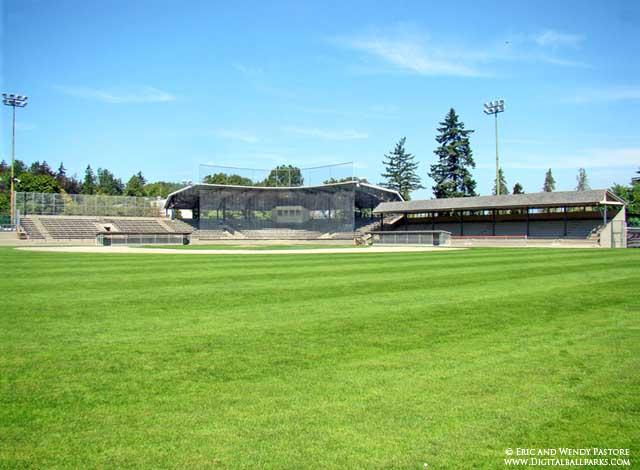 1938 Queen s Park Arenex built to accommodate dry-floor activities when ice is installed at the Arena. 1950 The main section of the Stadium Grandstand is rebuilt into the structure known today.