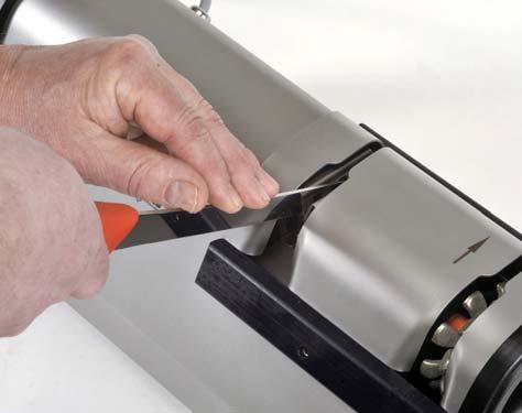 Press the knife blade, close to the handle, into the slot with a pressure of about 0,5-2,0 kg.