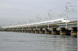 Express Shinkansen: 370,000 people / day Numerous large-scale manufacturing