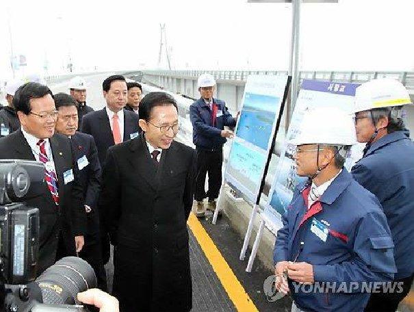 President Lee Myung-bak meets with workers on the just completed 8.2 kilometer, four lane Geoga Bridge that links Koje Island with Busan, after six years of construction and a $2 billion investment.