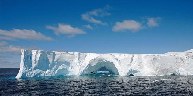 DAY 21-22 The voyage north Location: The Drake Passage On our way back to civilisation, we will continue our lecture series and recap our experiences of Antarctica.