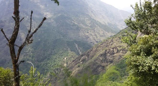 The restoration of the trail in the upper sides of the Dolakha valley could be completed with manual labour, and was already, at the time of assessment, being organized by the association of mountain