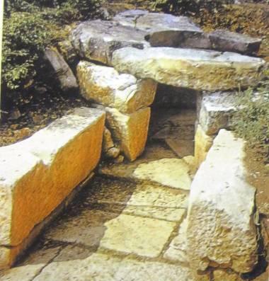 Instead of realizing this standard possibility, the dromos was covered in a peculiar way of megalithic character: with three large marble blocks placed over and along the corridor walls. The lower (i.
