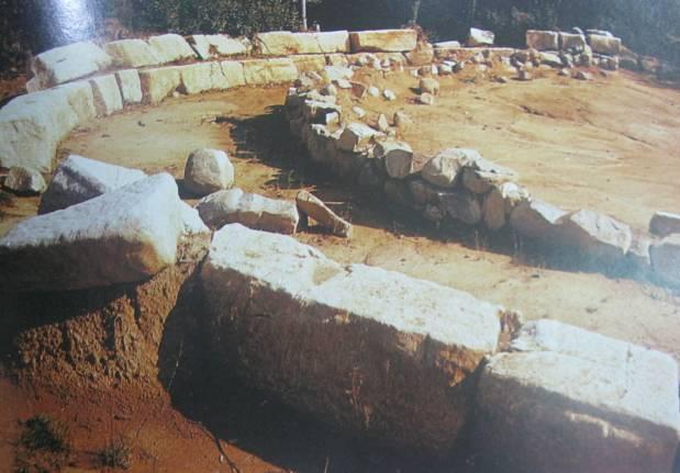 Archaeoastronomy and Ancient Technologies 2015, 3(1), 88-147 114 The internal fence is executed also very rough, similarly to the lateral chamber (Fig.39). Fig.39. Both fences around building No.