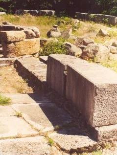 3, but also to the walls of the dromos. The walls of the dromos are rounded towards inside, like in the main chamber.