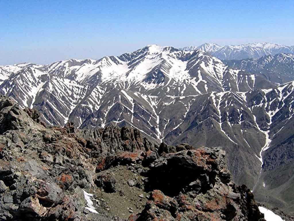 Alam Kuh Alam Kuh is a mountain with a height of 4850 meters above sea level and is located in Takht-e Suleyman Massif, Mazandaran. It is the second highest peak of Iran behind Damavand.