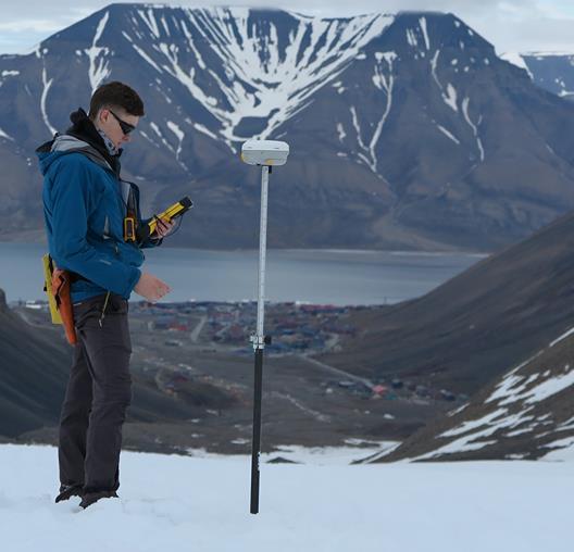 Receiver Controller Carbon Pole Figure 4.1: Trimble R4 Rover DGPS setup The DGPS uses radio signals from several satellites to pinpoint exact locations on the earth s surface.