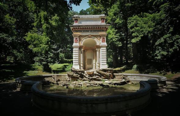 In addition, in the centre of the capital is a small artificial lake Lake Cișmigiu surrounded by the Cişmigiu Gardens. These gardens have a rich history, having been frequented by poets and writers.