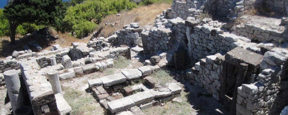Historical Landmarks Ancient Thira The ruins of ancient Thira are located on the headland called Mesa Vouno, between the two popular beaches of kamari and Perissa.