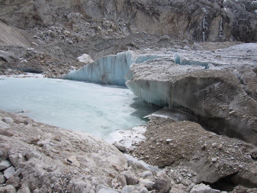 Figure 17: Overhanging ice at the glacier s terminus that is likely to calve into the lake below 3 Recommendations 3.
